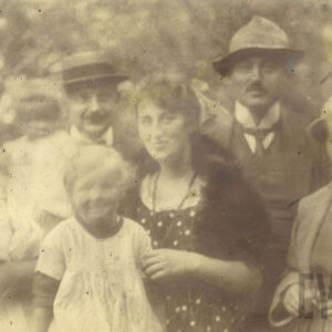 grupa elegancko ubranych ludzi pozująca do fotografii