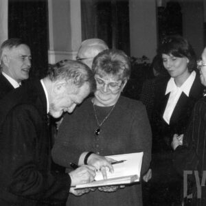 Bronisław Geremek wpisujący się do księgi pamiątkowej Marii Królskiej podczas bankietu z okazji wręczenia doktoratu honoris causa Javierowi Solanie, byłemu sekretarzowi generalnemu NATO