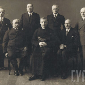 Rada Parafialna w kościele św. Stanisława Kostki na Winiarach, w środku siedzi ksiądz proboszcz Stefan Kaczorowski, pierwszy od prawej siedzi Antoni Bajerlein