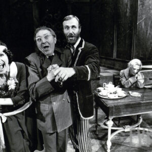 Scena zbiorowa w spektaklu Baba – Dziwo Marii Pawlikowskiej–Jasnorzewskiej w Teatrze Polskim w Poznaniu