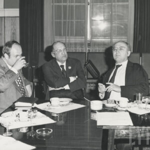 Przerwa w przesłuchaniach VII Międzynarodowego Konkursu Skrzypcowego im. Henryka Wieniawskiego, siedzą od lewej jurorzy: Jiři Tomašek z Czechosłowacji, Frederick Grinke z Wielkiej Brytanii i Wolfgang Marschner z RFN