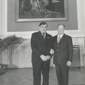 Zenon Brzewski (po lewej) z Polski i Jean Fournier z Francji, jurorzy VII Międzynarodowego Konkursu Skrzypcowego im. Henryka Wieniawskiego, w Sali Lubrańskiego Collegium Minus UAM