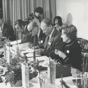Inauguracyjne posiedzenie jury VII Międzynarodowego Konkursu Skrzypcowego im. H. Wieniawskiego, siedzą od lewej: Zenon Brzewski, Stefan Gheorghiu z Rumunii, André Gertler z Belgii, Jean Fournier z Francji, Irena Dubiska i Andrzej Wituski