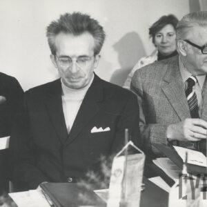 Emil Kamilarow z Bułgarii (z lewej) i Franz Samohyl z Austrii w czasie inauguracyjnego posiedzenie jury VII Międzynarodowego Konkursu Skrzypcowego im. Henryka Wieniawskiego