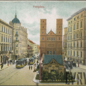 plac miejski z tramwajami, przechodniami na ulicach i kamienicami po obu stronach oraz kościołem z dwiema wieżami