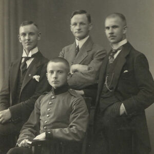 Edmund Mańczak (siedzi) w towarzystwie kolegów, w czasie przepustki w trakcie służby w armii niemieckiej