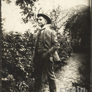 Edmund Mańczak w latach 20. XX wieku w ogrodzie domu rodzinnego przy ulicy Św. Leonarda 14 na Winiarach (?)