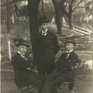 Edmund Mańczak (siedzi od lewej) w towarzystwie kolegów w latach 20. XX wieku