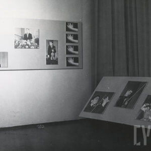 sala wystawowa, na ścianach zaprezentowane zdjęcia, głównie portrety muzyków grających na skrzypcach, z prawej na pochyłej planszy fotografie muzyków