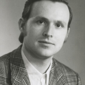 portret młodego mężczyzny w marynarce w kratę