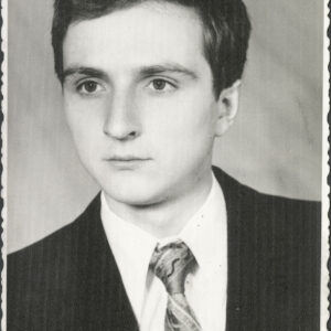 portret młodego mężczyzny w garniturze