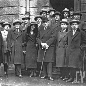 Karol Szymanowski (pośrodku z laską) w towarzystwie muzyków orkiestry Teatru Wielkiego oraz członków Zarządu Głównego Związku Kompozytorów Polskich przed bocznym wejściem do Teatru Wielkiego, pierwszy z prawej Stefan Bolesław Poradowski