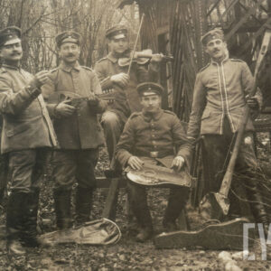 Adam Kędziora (pierwszy od prawej) w mundurze strzelców konnych (Jäger-Regiment zu Pferde), w czasie służby w wojsku niemieckim (w czasie I wojny światowej?)