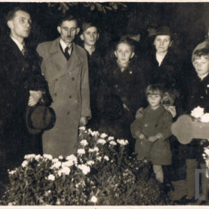 Rodzina Kędziorów na cmentarzu winogradzkim (cmentarz nowo parafialny Św. Wojciecha przy ówczesnej ul. Obornickiej, dzisiaj ten fragment to Al. Armii Poznań) przy grobie rodziców Adama (drugi od lawej), Stanisława i Marianny Kędziorów