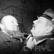 Włodzimierz Kłopocki (Porucznik dr Wojciech Jedlina-Jacobson) i Aleksander Błaszyk (Porucznik Mieczysław Paluch) w spektaklu Poszli ci, którzy powinni Gerarda Górnickiego w Teatrze Polskim w Poznaniu