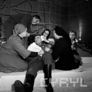 Scena zbiorowa w spektaklu Poszli ci, którzy powinni Gerarda Górnickiego w Teatrze Polskim w Poznaniu