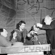 Stanisław Owoc (Andrzej Perlicki), Janusz Greber (Jan Garski), Janusz Grenda (Wacław Noskowiak) i Piotr Wypart (Andrzej Słabęcki) w spektaklu Poszli ci, którzy powinni Gerarda Górnickiego w Teatrze Polskim w Poznaniu