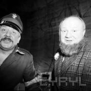 Włodzimierz Kłopocki (Porucznik dr Wojciech Jedlina-Jacobson) i Aleksander Błaszyk (Porucznik Mieczysław Paluch) w spektaklu Poszli ci, którzy powinni Gerarda Górnickiego w Teatrze Polskim w Poznaniu