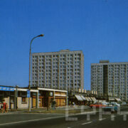 niskie lokale handlowo-usługowe, w głębi wieżowce z wielkiej płyty