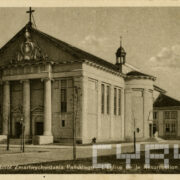 budynek w stylu klasycystycznym, z tympanonem i trzema kolumnami