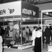 grupa ludzi oglądających różne przedmioty eksponowane w czasie targów