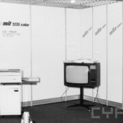 kserokopiarka i telewizor na wystawie sprzętu elektronicznego na tle ścianki z napisami w języku polskim