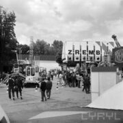 grupa ludzi przyglądająca się maszynom budowlanym wystawionym na placu