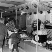 grupa ludzi przy stoisku z warzywami