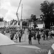 grupa mężczyzn przyglądająca się maszynom budowlanym wystawionym na placu