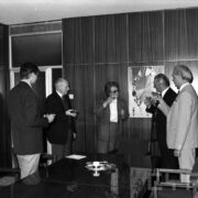 jedna kobieta i czwórka mężczyzn w średnim wieku, wznoszący toast