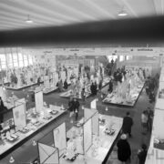 stoiska wystawowe w hali targowej