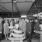 grupa ludzie w hali wystawowej