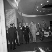 grupa mężczyzn w pawilonie wystawowym