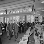 grupa mężczyzn w hali wystawowej