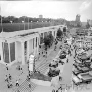 wystawa plenerowa na placu przed budynkami wystawowymi, spacerujący ludzie