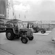 ciągniki na wystawie zewnętrznej