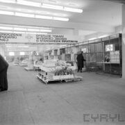 stoiska wystawowe w hali targowej