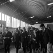 grupa ludzi w hali wystawowej