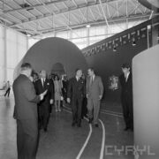 grupa ludzi w hali wystawowej