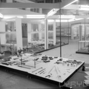 stoiska w hali wystawowej