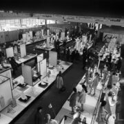 stoiska wystawowe w hali targowej