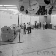 stoisko w hali wystawowej, zwiedzający ludzie