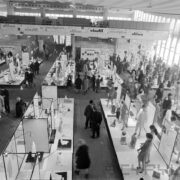 stoiska wystawowe w hali targowej