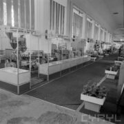 stoiska w hali wystawowej