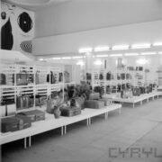 stoiska w hali wystawowej