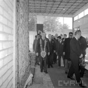 grupa mężczyzn w pawilonie wystawowym