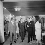 grupa kobiet i mężczyzn w pawilonie wystawowym