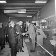 grupa mężczyzn w hali wystawowej