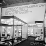 stoiska w hali wystawowej