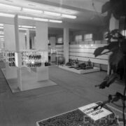 stoiska w hali wystawowej